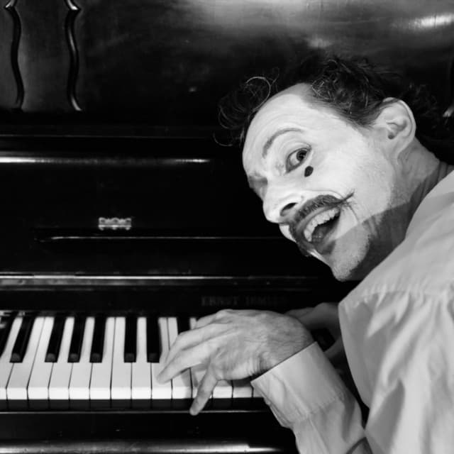 Clown Play Jazz - Jazz Café Bar