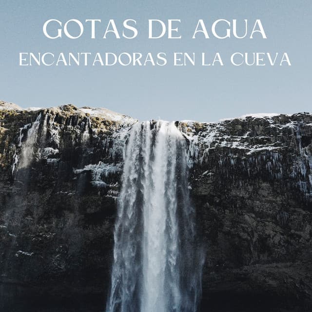 Gotas De Agua Encantadoras En La Cueva - Agua de olas tranquilas